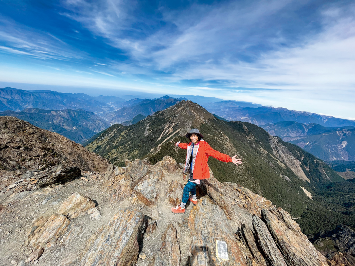 登上玉山後的陳慧蓉表示，每次登山總能帶給她一些覺察和學習。（圖片來源：陳慧蓉提供）