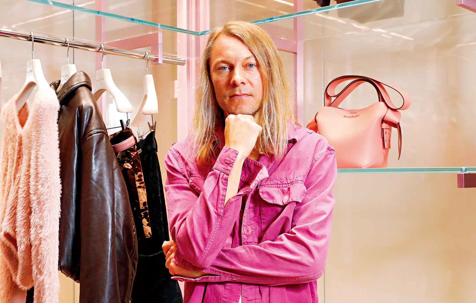 Acne Studios從提袋到品牌識別色都是粉紅色，執行長馬格努森透露，是創意總監強納森在辦公室看到粉色食品包裝，一眼喜歡，從此決定使用這個顏色。（攝影：楊文財）
