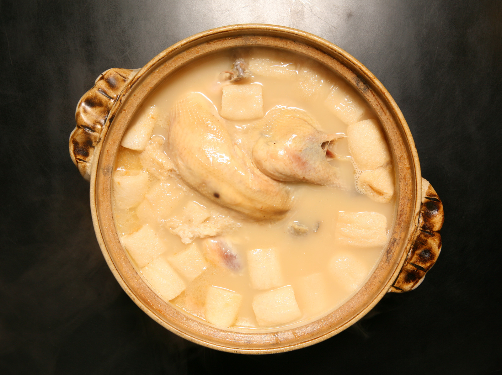 「三分俗氣」最出名的砂鍋，靈魂在砂鍋的高湯。圖為餐點江浙雞湯（攝影：陳郁文）