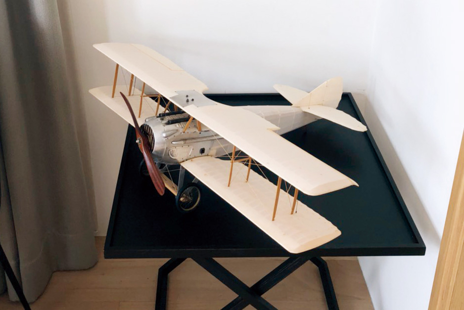 高國倫的書房中，到處擺放他心愛的飛機模型蒐藏。（攝影：郭涵羚）
