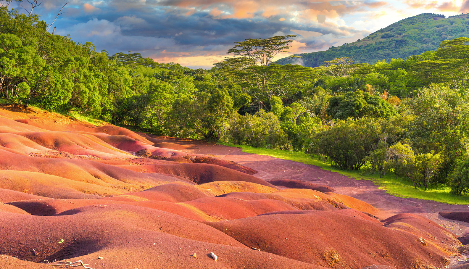 七種顏色同時存在的世界奇景「七色土」（Chamarel Seven Colored Earth）是幾百萬年前不同時期火山爆發後的岩漿所形成。不同天氣、不同角度、不同光線，抑或不同的時間，都會呈現不一樣的風采。（圖片來源：時報出版提供）