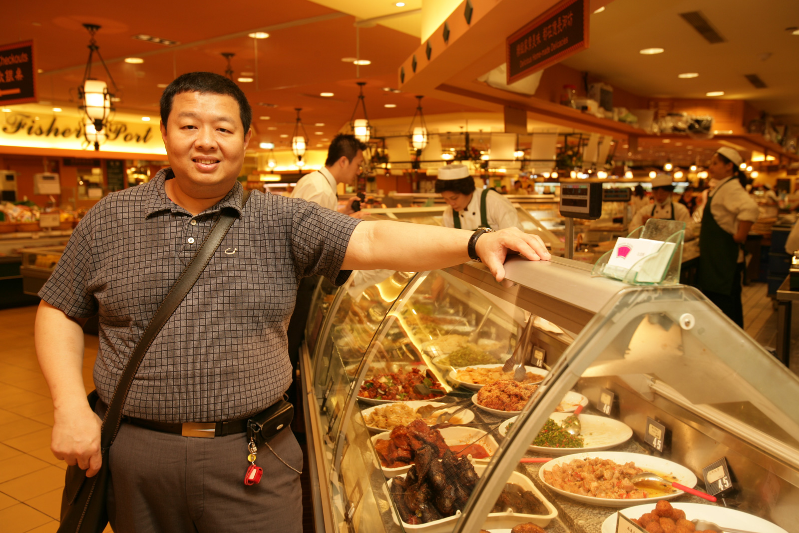 前亞都天香樓行政主廚、人稱「保師傅」的曾秀保，工作之餘最愛逛街、品嘗大菜小吃，他尤其喜歡逛百貨公司的超市。（攝影：陳炳勳）