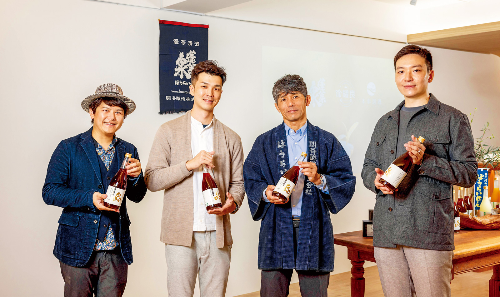 透過本事選酒徐子育（右一）的牽線，不只可用親民價格品飲由台灣茶王二代（左二）提供原物料製成的東方美人茶梅酒，還是絕佳的佐餐酒。（圖片來源：本事選酒提供）
