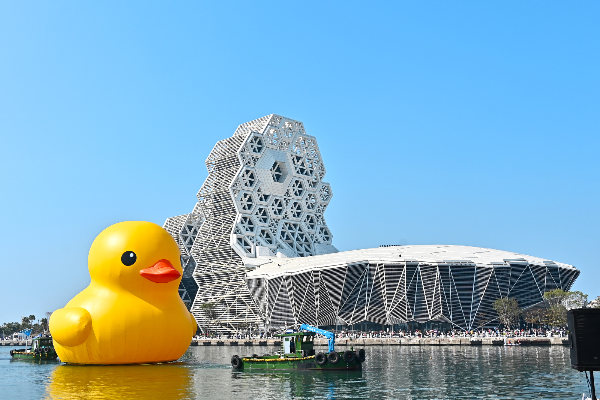 睽違10年再次來台的黃色小鴨，開幕首日就吸引超過30萬遊客朝聖。（圖片來源：高雄市觀光局）