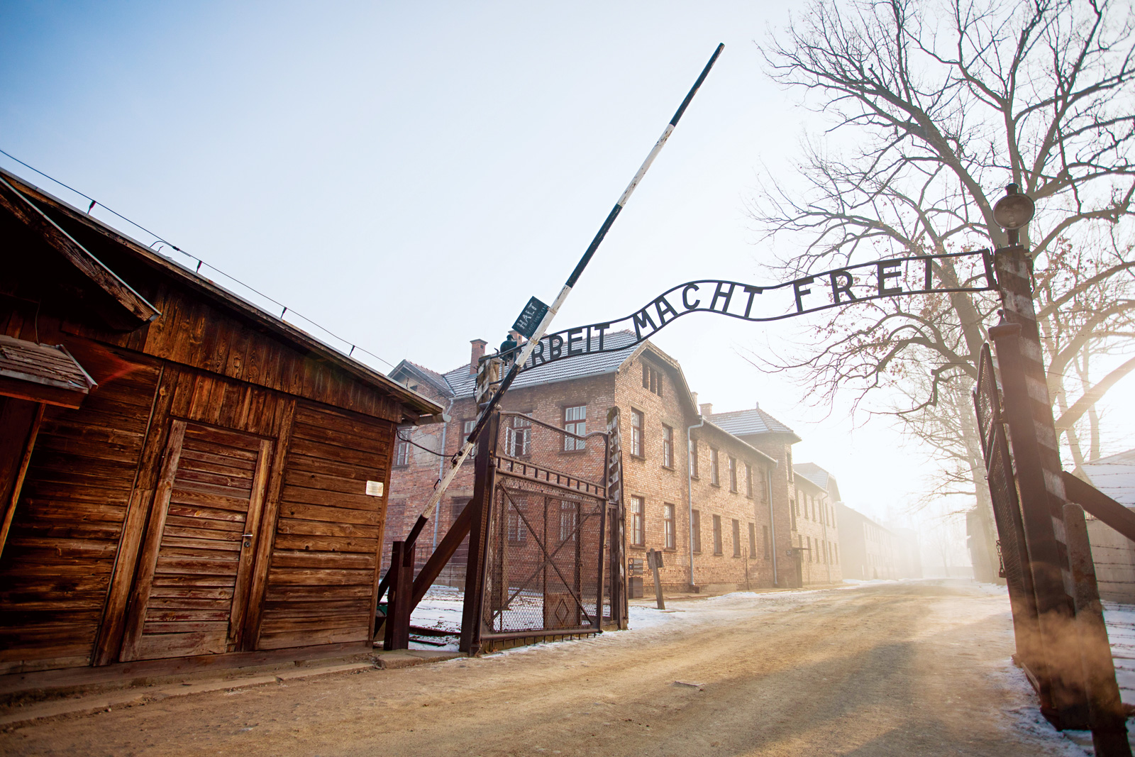 奧斯威辛集中營入口寫著標語「Arbeit Macht Frei」是「勞動使人自由」。（圖片來源：Dreamstime／典匠影像）