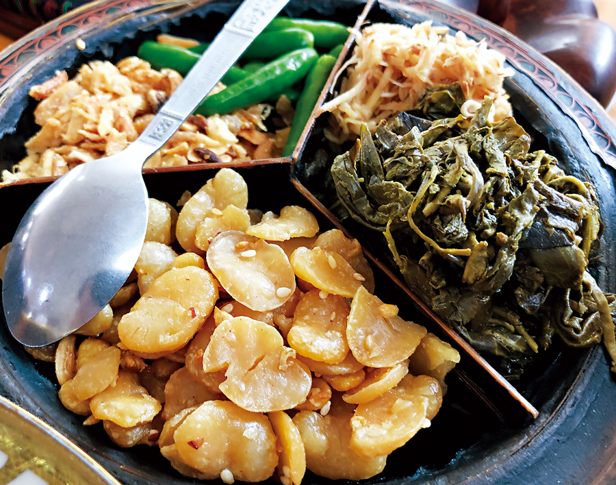 緬甸人將發酵茶葉、炸蠶豆與蝦米一起攪拌，製成茶葉沙拉。（圖片來源：野島剛提供）