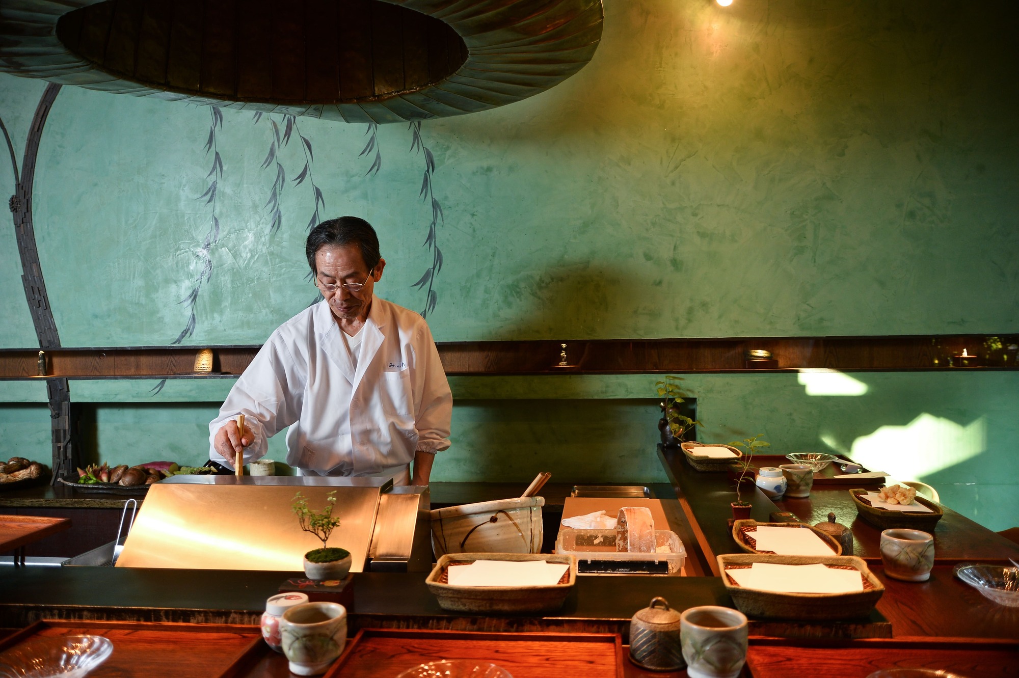 「天婦羅之神」早乙女哲哉的餐廳「美川MIKAWA」，被視為最厲害的天婦羅名店。他卻拒絕米其林，只願意用自己喜歡的方式做生意，只用自已認定的方式做料理。（攝影：李明宜）