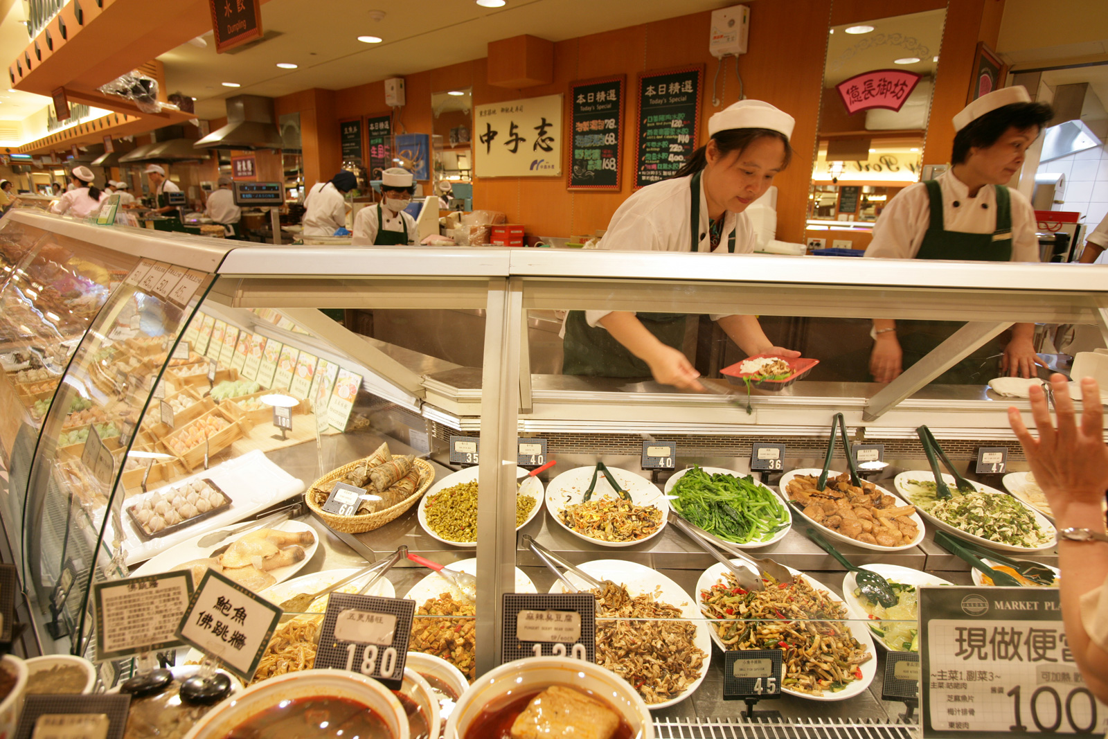 從南門市場拓業轉戰到台北101JASONS超市的「億長御坊」，提供許多現成的老招牌江浙菜，是許多官夫人過節必來的外帶店。（攝影：陳炳勳）
