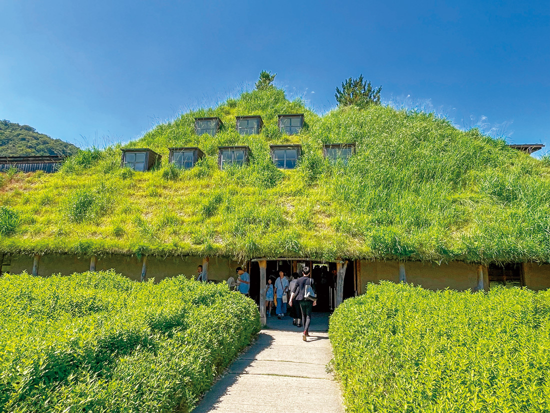 La Collina園區中最早完成的建築是草根屋，藤森照信在屋頂上種植綠色植物，讓整個建築真的就成為一座山丘。（圖片來源：李清志提供）