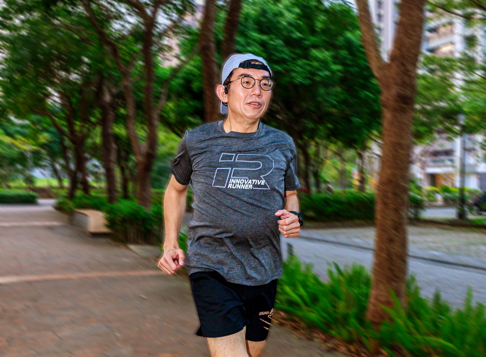李明哲為了變健康開始走路，走久了覺得無聊再轉為跑步，後來更開始報名5公里、7公里、10公里等賽事，讓自己持續有新鮮感。（攝影：李明宜）