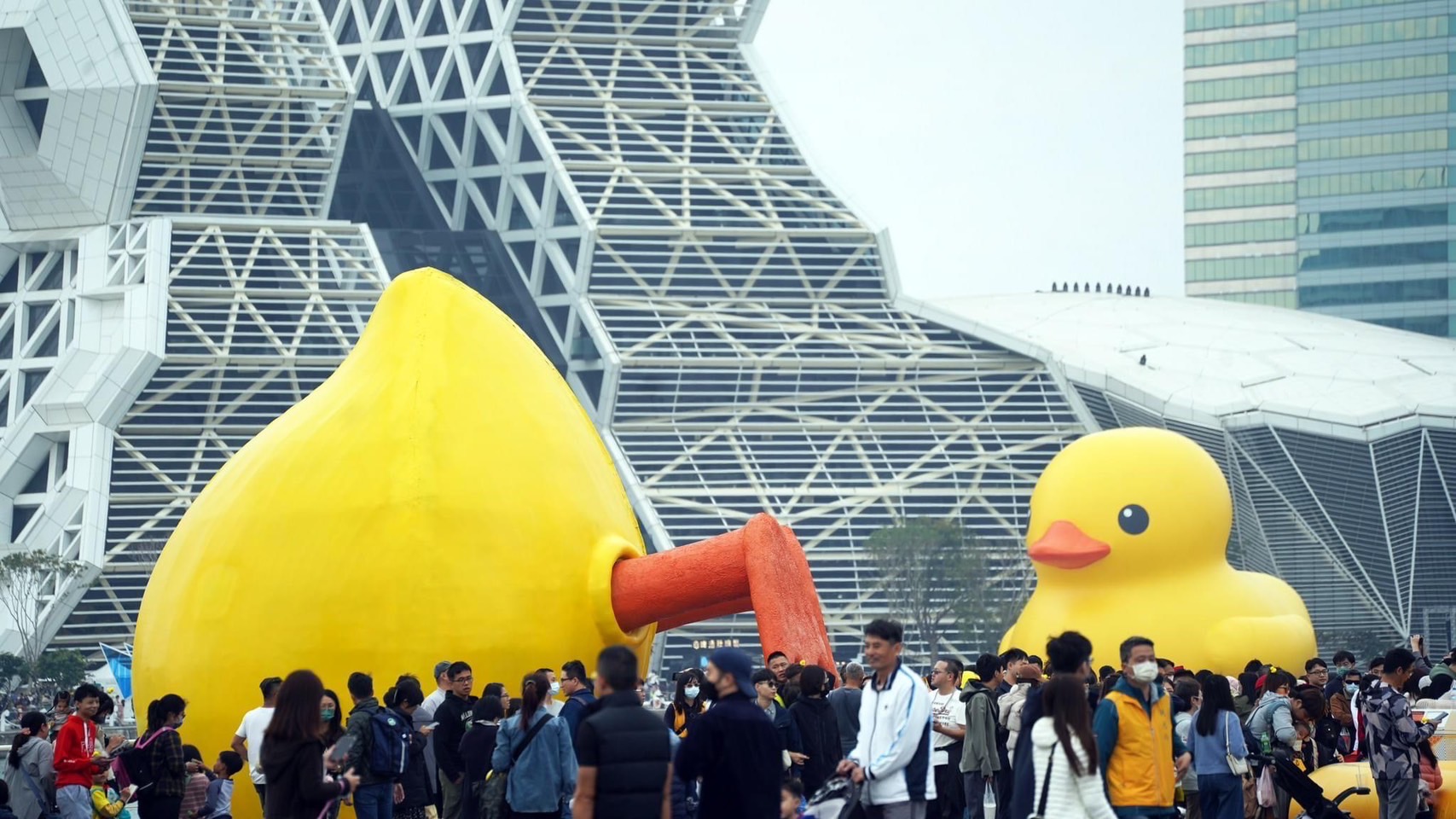 有部分民眾以為黃色小鴨在碼頭「跌倒」，高雄市政府觀光局指出，其實這是特別展出的「屁屁鴨」裝置藝術。（圖片來源：高雄市觀光局提供／出處：阿捷的打飯班）