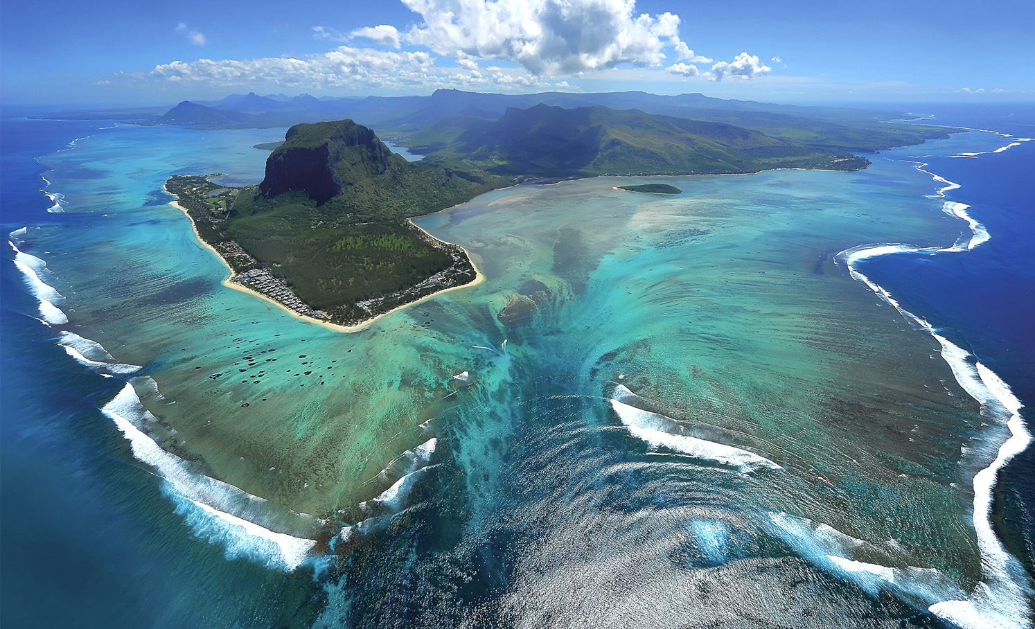 「世界奇景」之稱的海底瀑布則位於模里西斯西南部，看似藏在海平面以下的瀑布，其實並非真正的瀑布，而是珊瑚礁缺口。（圖片來源：時報出版提供）