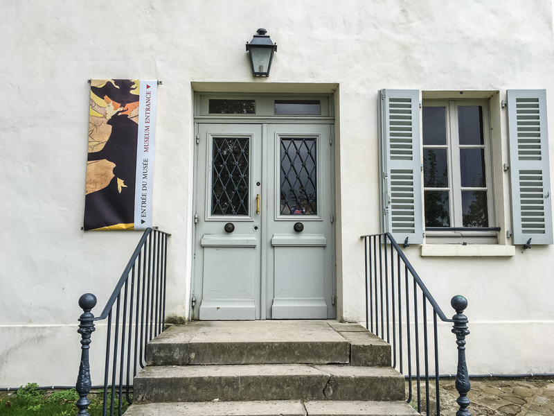 這個看似不起眼的小門，是蒙馬特美術館位於科爾托街（rue Cortot）12號的入口，這裡純樸的鄉村氣息令19世紀末和20世紀初的藝術家們趨之若鶩。（圖片來源：Dreamstime／典匠影像）