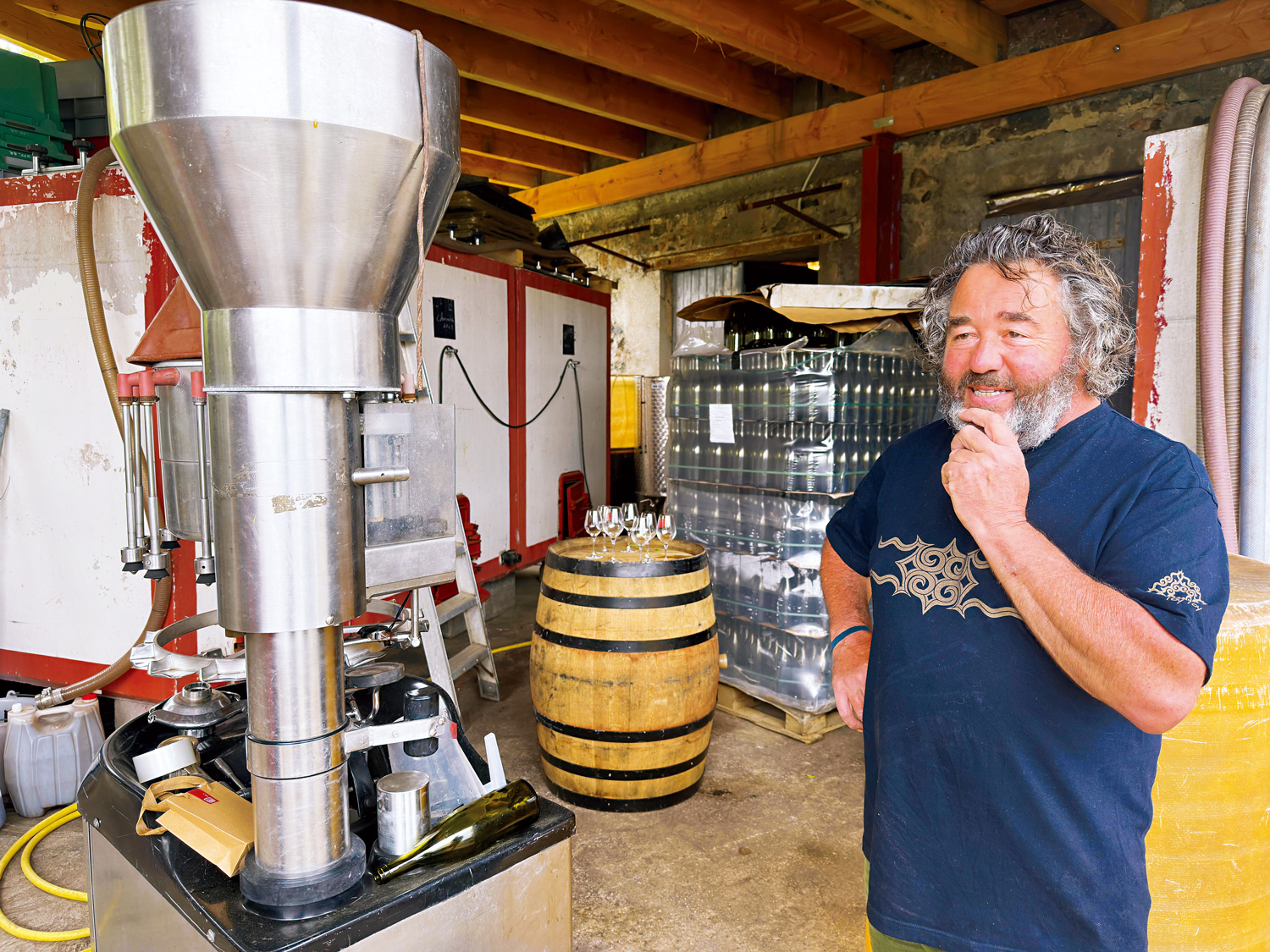 釀酒師侯慕亞德瓦洛（Romuald Valot）在薄酒萊產區釀造，只有在2021年推出 「狗天氣」 （Temps de Chien）淡紅酒，是對當年釀紅酒艱難氣候的真實寫照。（圖片來源：林裕森提供）