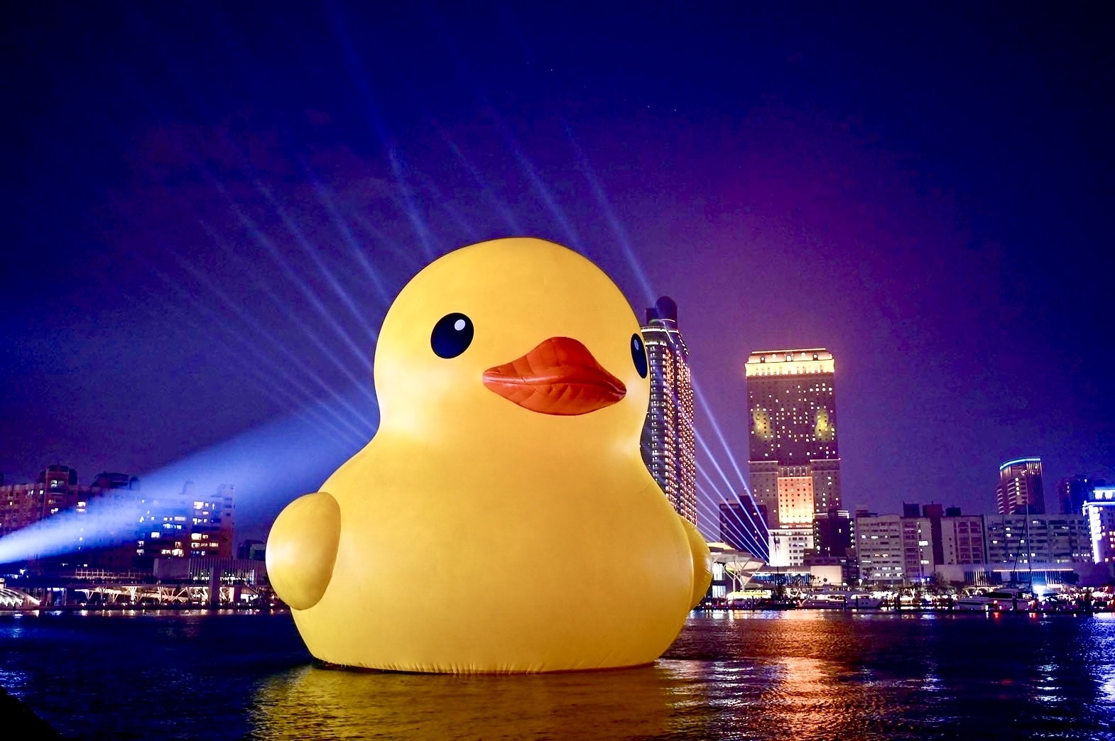 晚街搭配愛河灣燈光展演的黃色小鴨，神秘又奇幻。（圖片來源：高雄市觀光局）
