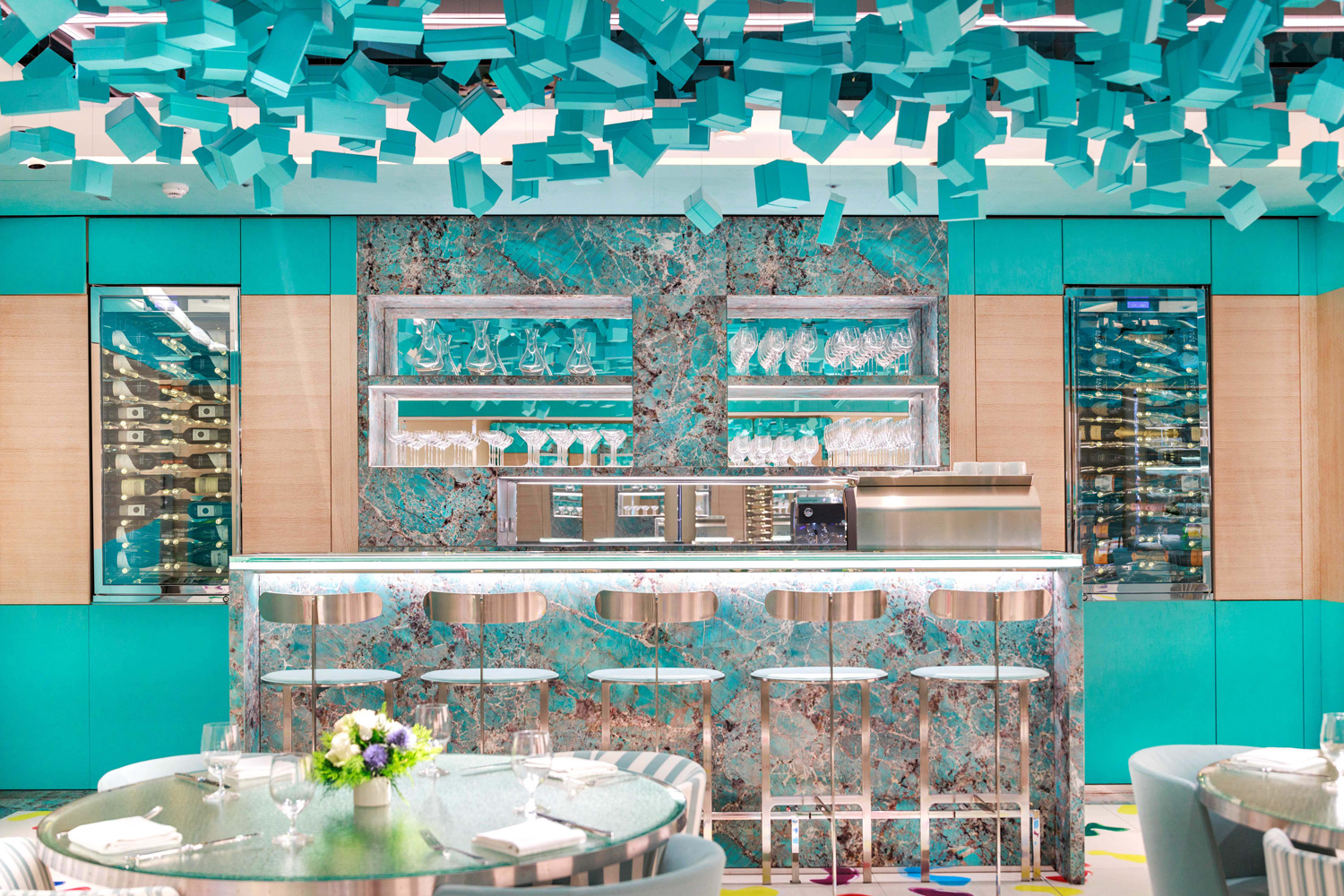 用天河石打造吧台區，配上Tiffany T True系列餐具，視線所及幾乎全是「蒂芙尼藍（Tiffany Blue）」。（圖片來源：Tiffany & Co.提供）