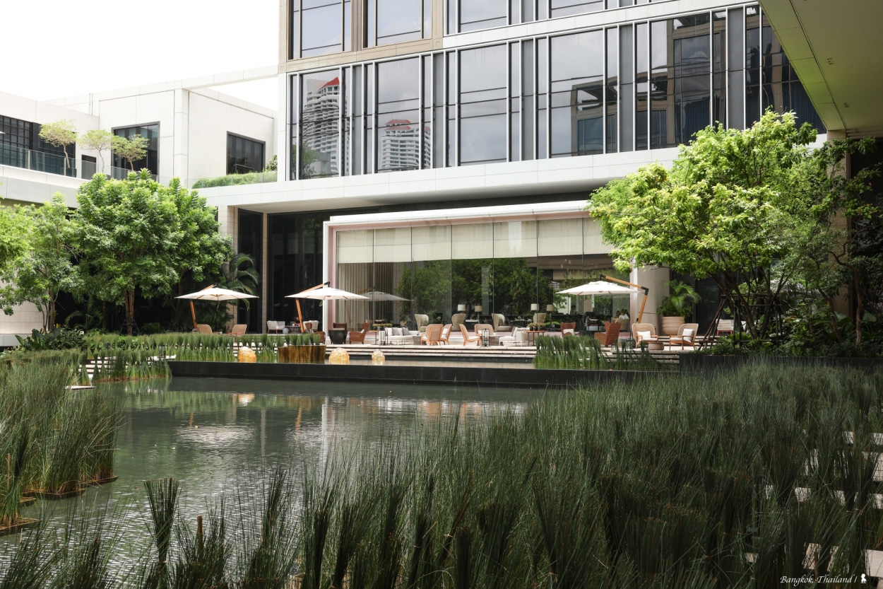 緊鄰曼谷嘉佩樂的曼谷四季酒店，是「2023年全球50家最佳飯店」第3名，佔地較大的四季酒店顯得更為氣派。（圖片來源：陳耀恩提供）