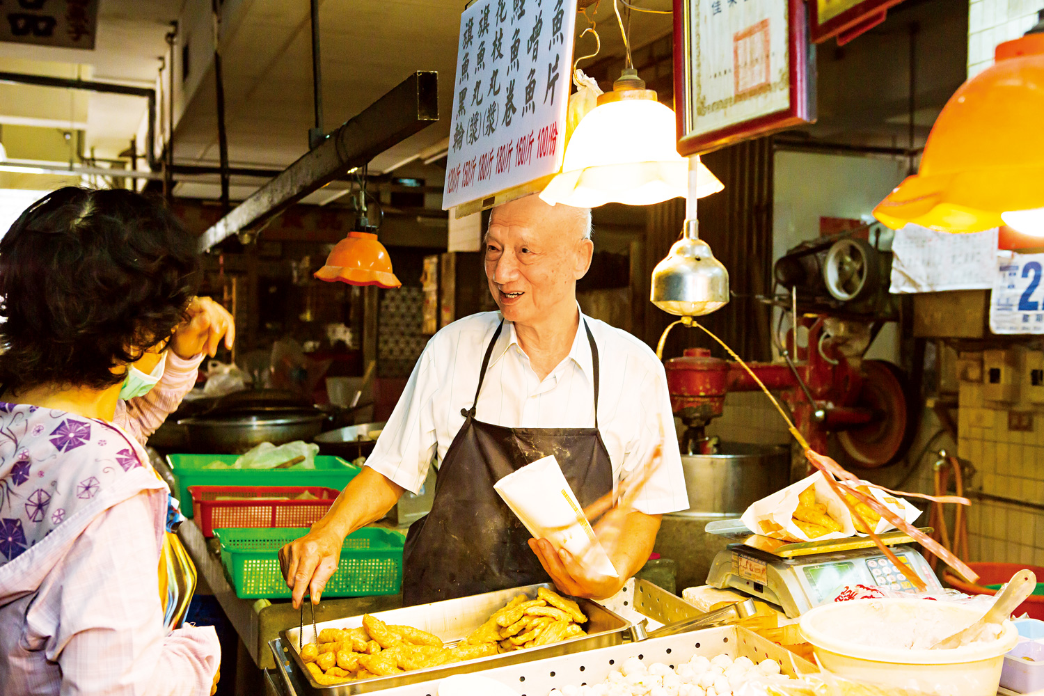 傳統市場起家的周家老漁鋪在鹽埕屬老店，1908年創立，已傳承三代，專賣旗魚漿、花枝漿等。（攝影：孔繁毅）