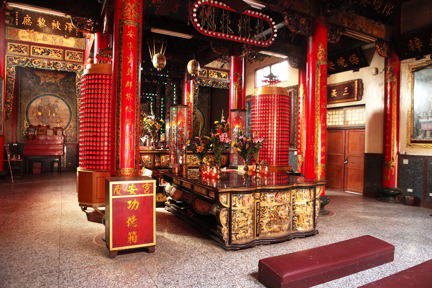 據廟祝蘇江忠說，台南學甲新芳慶安宮的法主金身已有250年歷史。（攝影：楊為仁）