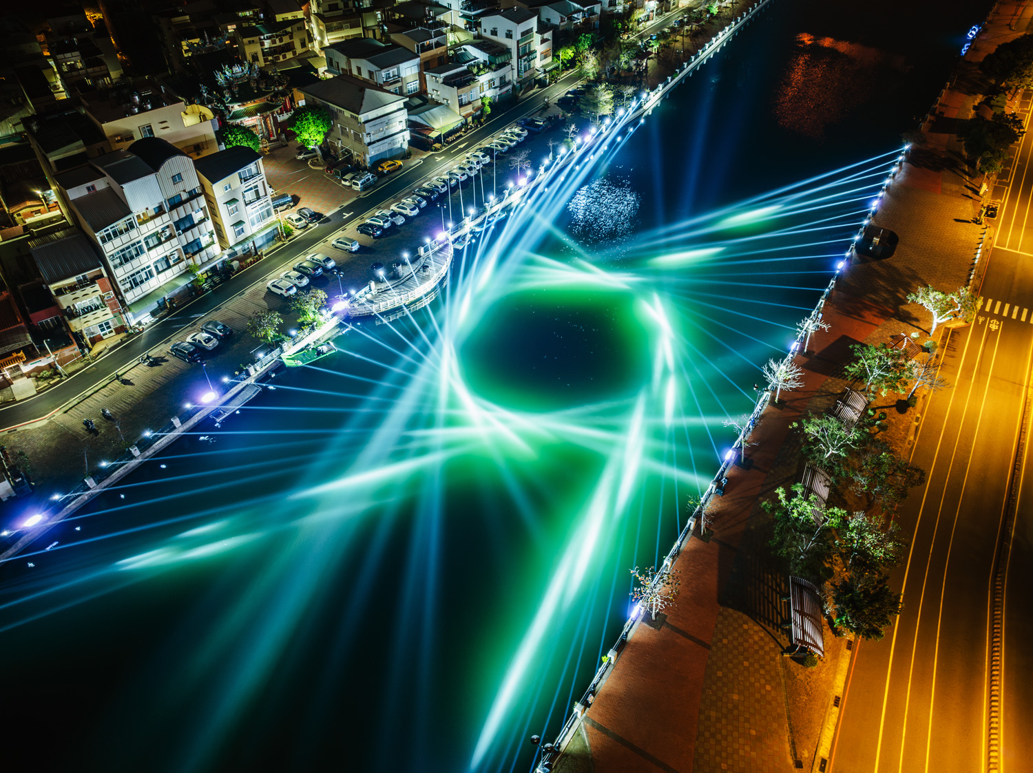 「河光流影」絢麗的光影互動，讓百年運河瞬間變得科技感十足。（圖片來源：黑川互動媒體藝術提供）