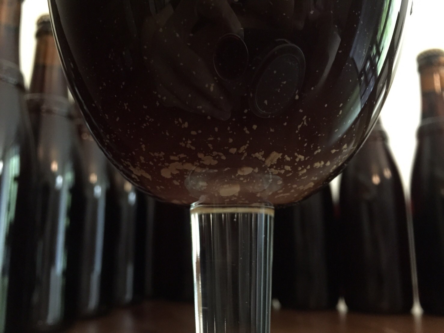 Westvleteren 12是一款含有10.2%高度酒精的黑啤酒，不適合「踩罐」乾杯喝，也不用冰鎮。（攝影：米拉）