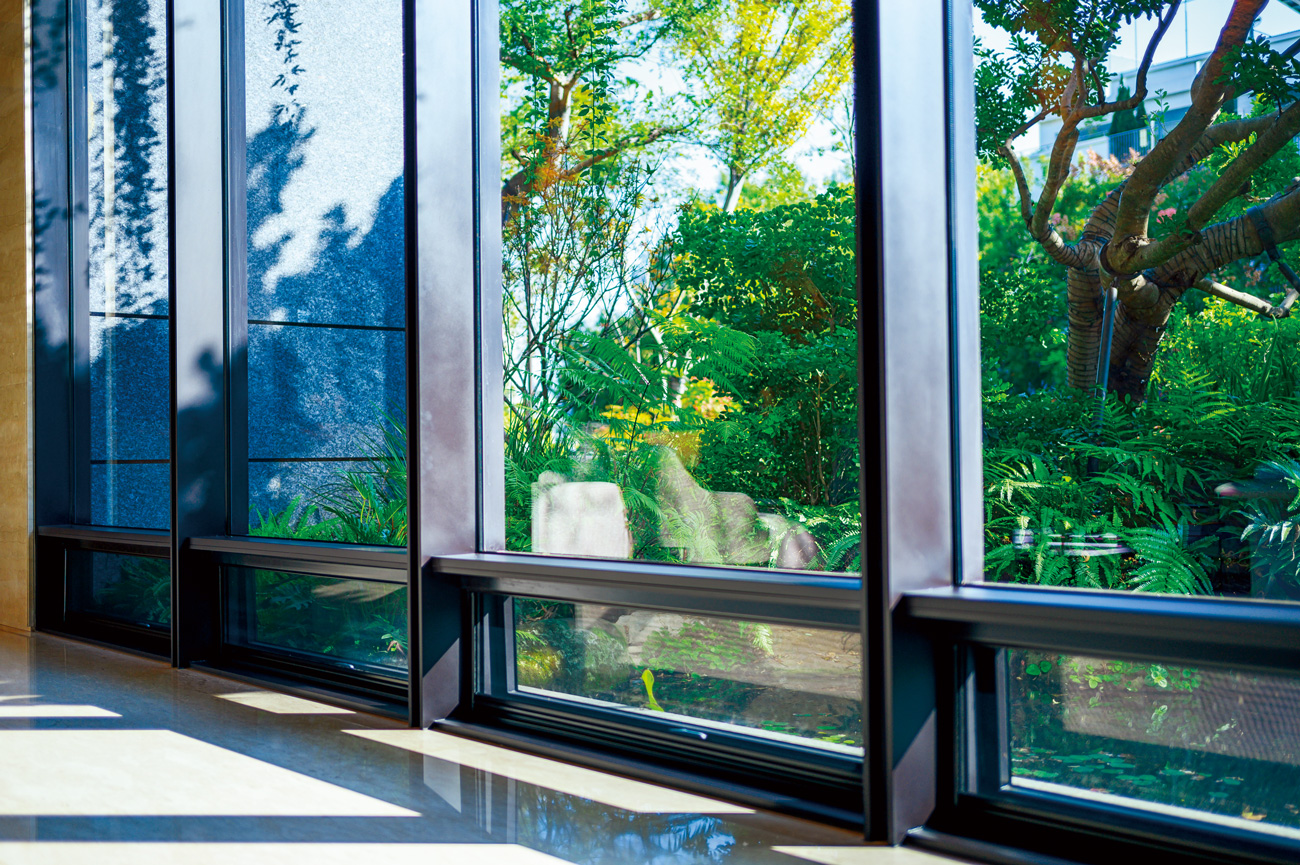 大樓公共區域設置地下窗，季節變換時開窗就能達到自然通風的效果。（攝影：李明宜）