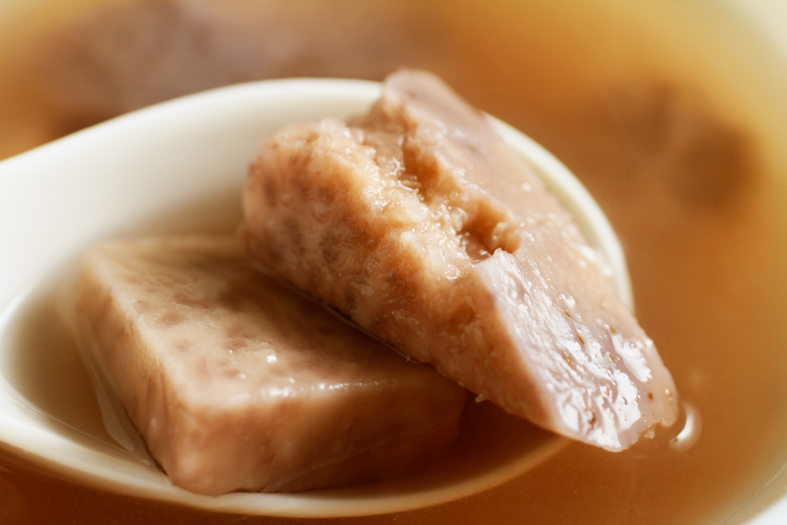 「北港甜湯」的芋仔邊緣俐落平整，一咬下卻是鬆軟帶Q勁。（攝影：呂恩賜）