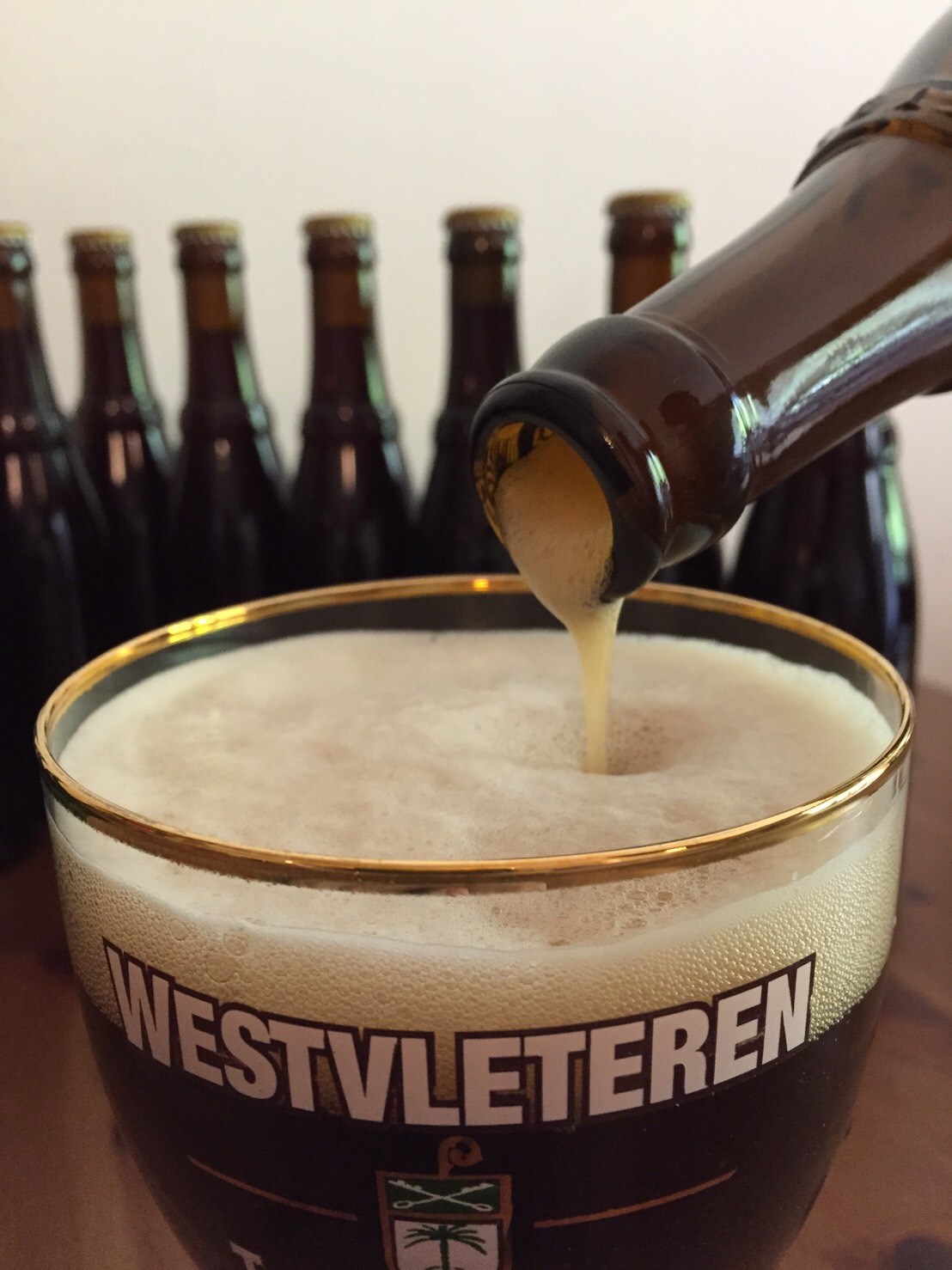 將Westvleteren 12啤酒緩緩倒入「聖杯」中，麥香立刻撲鼻而入，深棕色的色澤帶有鮮奶油般的細緻泡沫。（攝影：米拉）