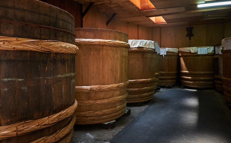 八丁味噌的進到工廠充滿巨大的杉木桶，每一座都高達兩公尺，存量超過6000公升，每一座都超過百年的歷史。（圖片來源：Dreamstime／典匠影像）