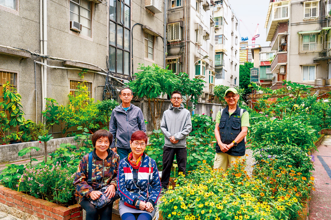 里長龔志慧（前排右一）自發性的帶領志工和都市規畫師一起維護花園，讓各級機構都常來參觀學習。（攝影：李明宜）
