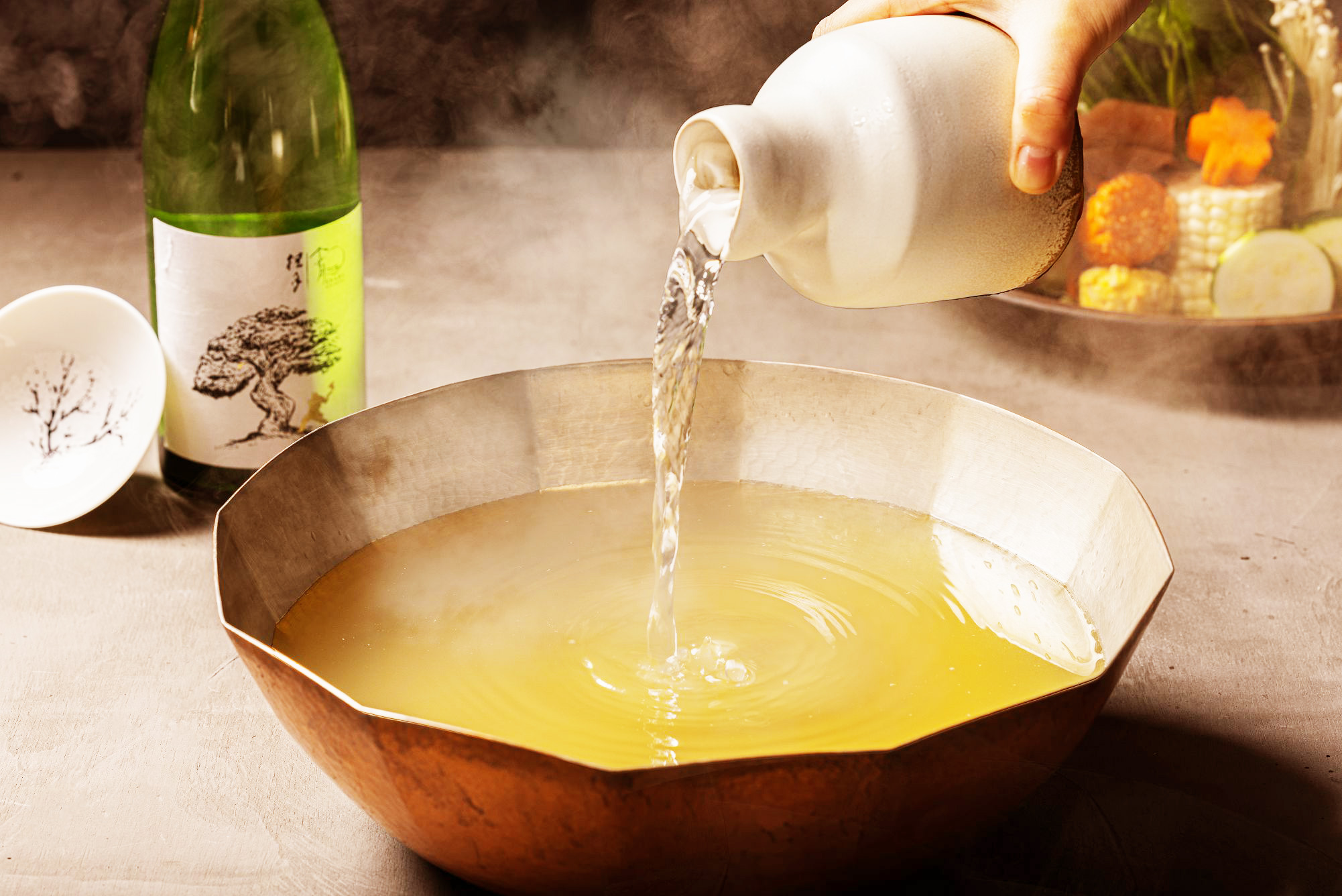 「金月日本鍋料理擔當」標榜以日本百年土佐酒造聯名專屬清酒入湯，最終選定酒造的創始純米酒。（圖片來源：金月日本鍋料理擔當提供）