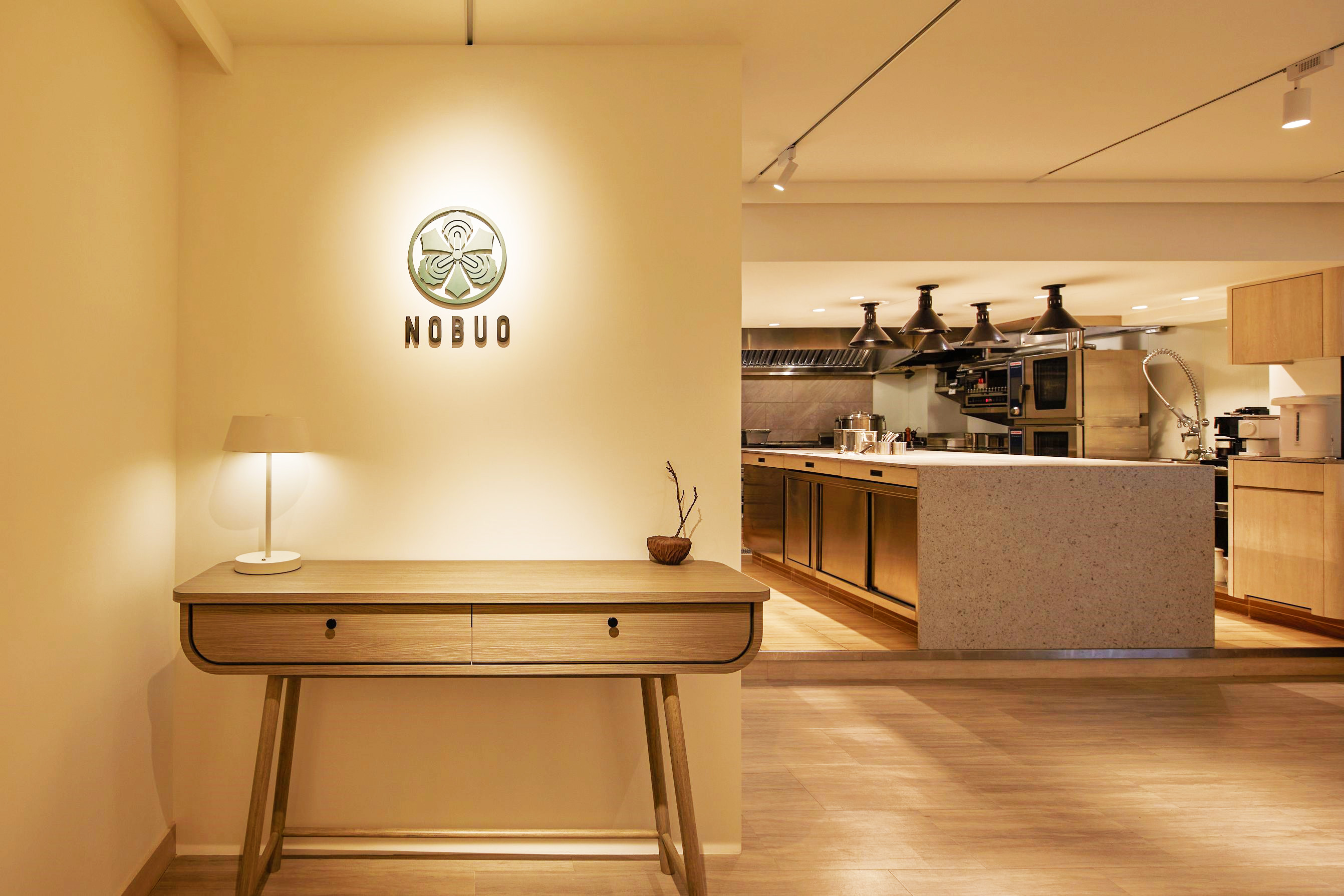 主廚李信男Nobu在從事餐飲20多年後，終於開了屬於自己的餐廳NOBUO，他更笑稱是他做過最小量體的餐廳。（圖片來源：NOBUO提供）