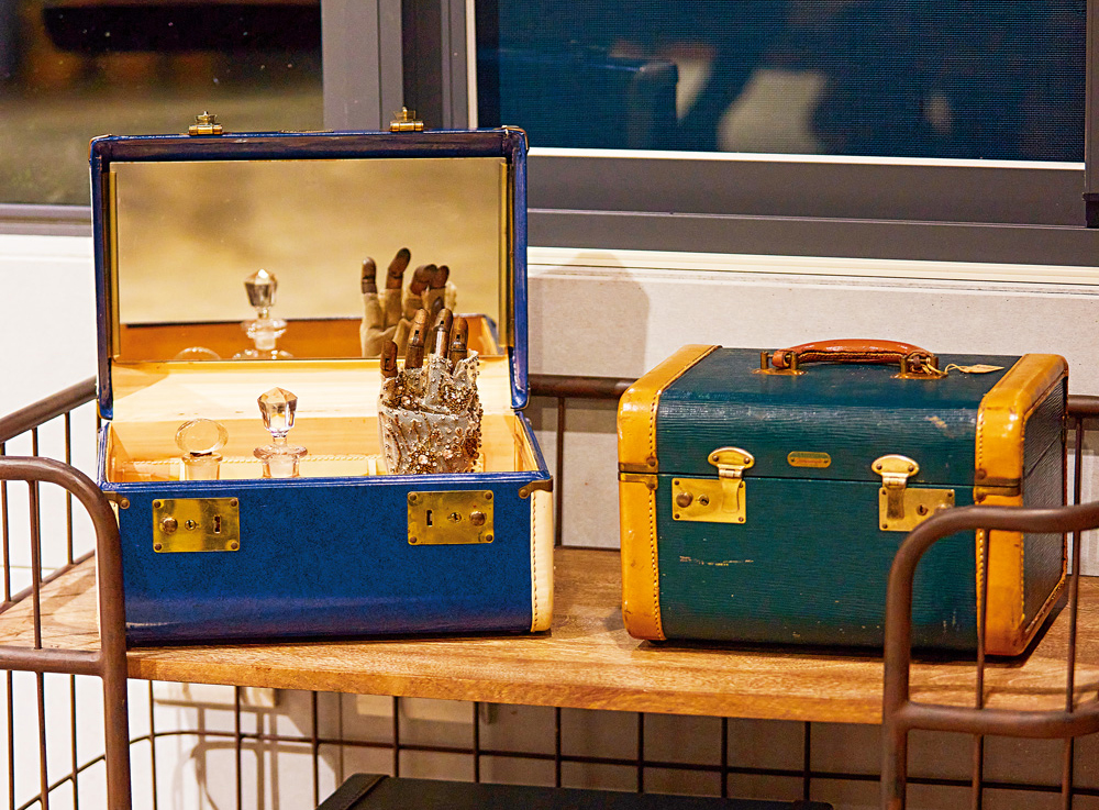 這兩只旅行箱是溫慶珠母親在美國購買的戰利品。（攝影：羅芸）