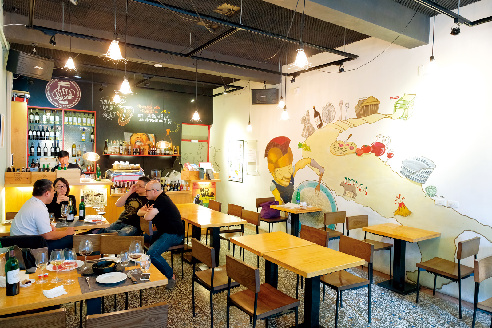香港老闆兼主廚黃慶德在竹北開了道地的義大利餐酒館「 彼刻」。（攝影：高大鈞）