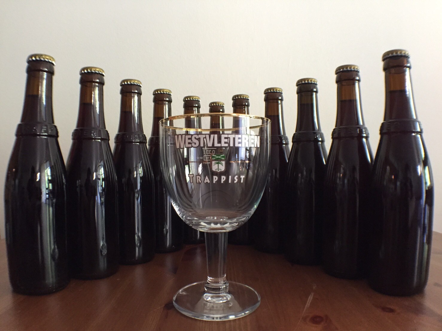 引用Westvleteren 12的最佳溫度是12-16度，建議使用專業的啤酒杯「聖杯」，才能讓啤酒的泡沫及香氣更加細膩，消散後也會有漂亮的花邊掛杯。（攝影：米拉）