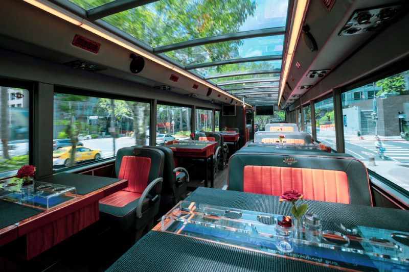 雙層觀光餐車兼具享用美食以及欣賞景色的優點。