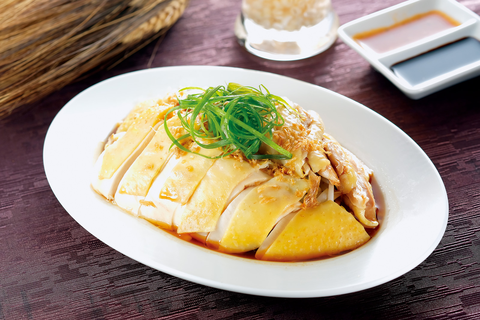 馬六甲馬來西亞風味館的海南雞飯選用台東鹿野玉米雞，口感與風味都比較接近大馬的走地雞。（攝影：高大鈞）