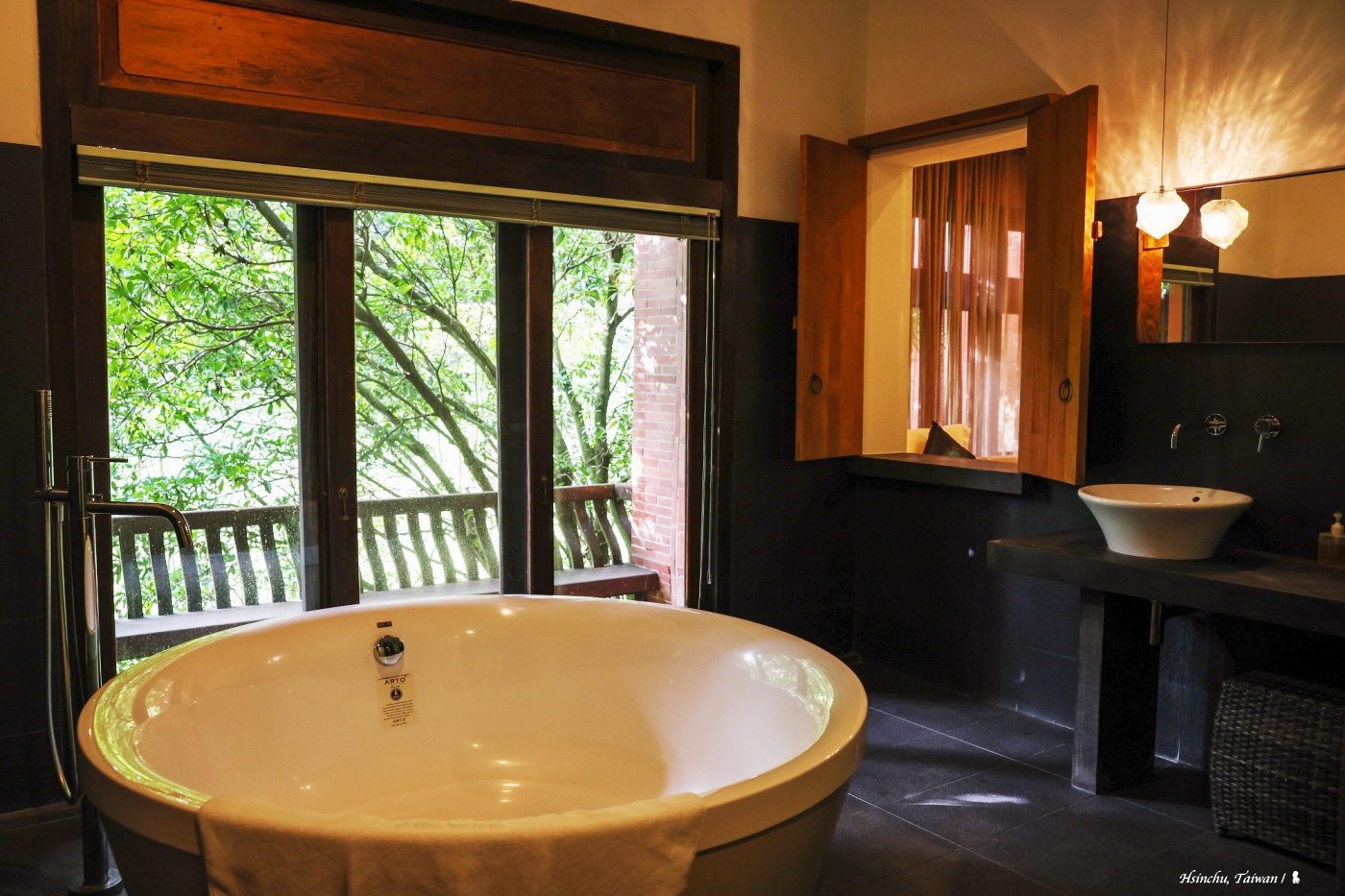 獨立莊園的每間房，都有很大的景觀浴室及圓形浴缸可好好泡澡。（圖片來源：陳耀恩提供）