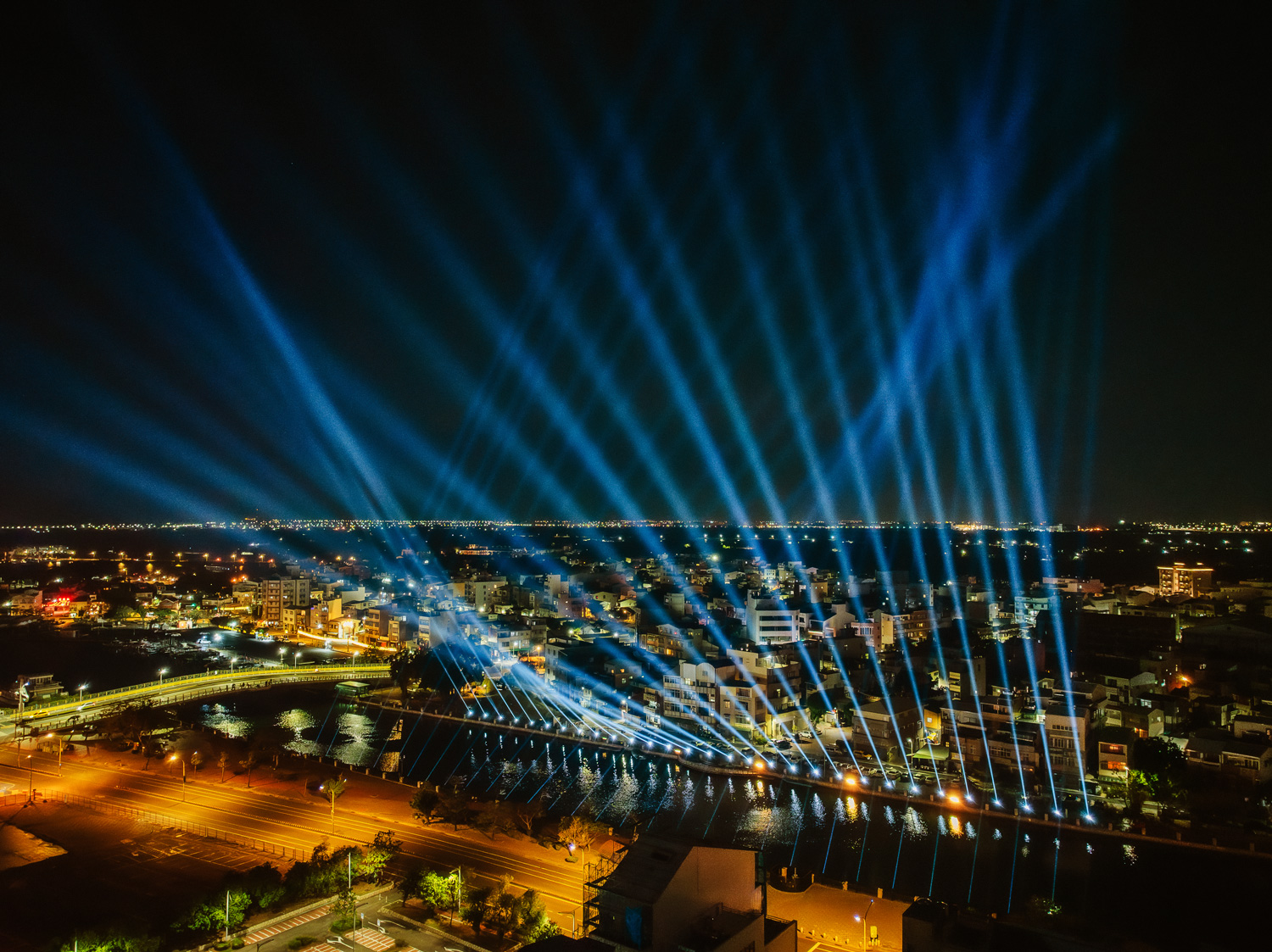 「河光流影」絢麗的光影互動，讓百年運河瞬間變得科技感十足。（圖片來源：黑川互動媒體藝術提供）