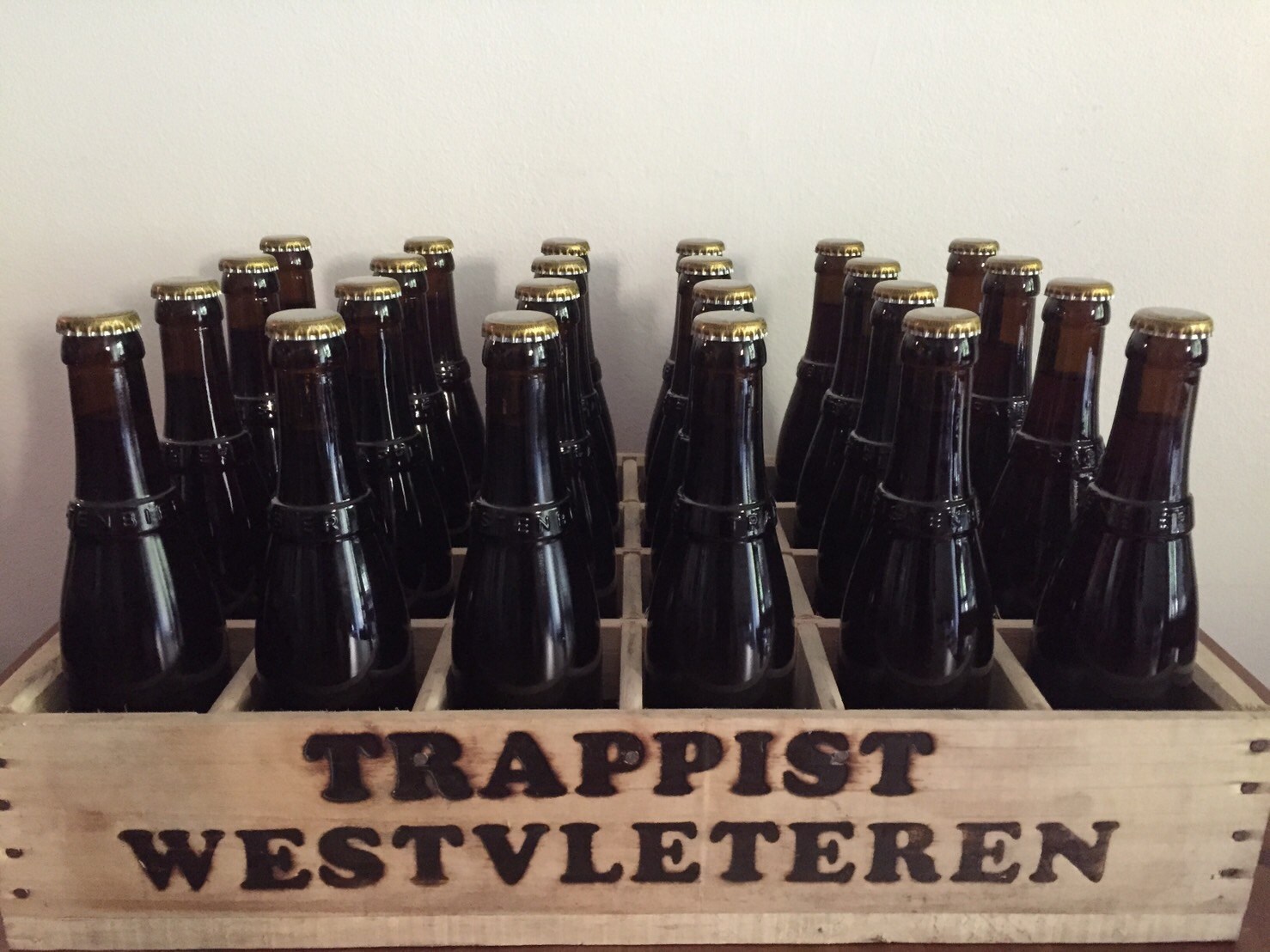 Westvleteren 12的絕妙是不做過濾分離工序，把酵母保留在瓶中進行二次發酵，可以長期保存，隨陳年的時間而孕育出不同層次的風味變化。（攝影：米拉）