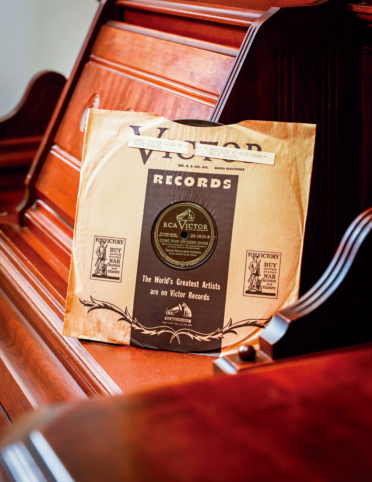 早年78轉蟲膠唱片是裝在牛皮紙封套，於紙條上印演奏者和曲目信息。（攝影：陳宗怡）