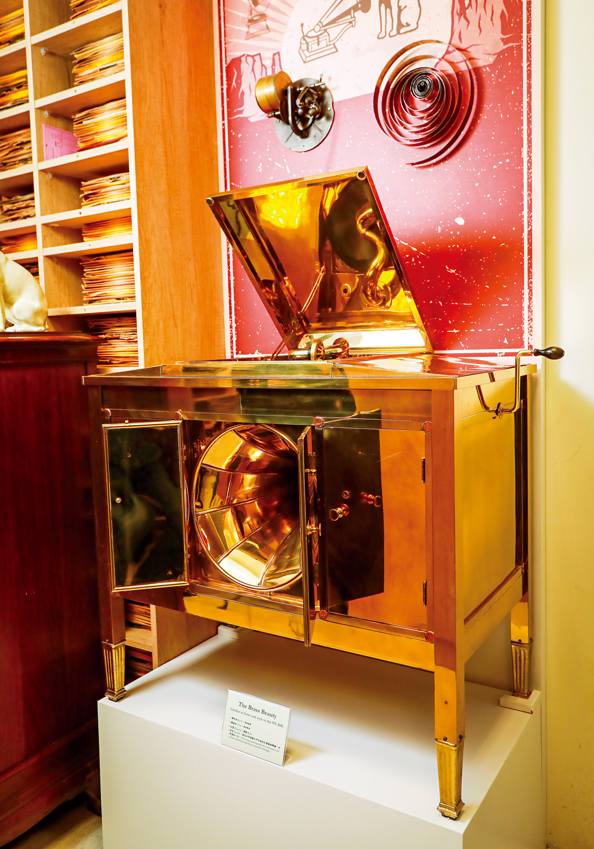 源自於黃銅大亨的手工黃銅骨董留聲機，能讓聲音染上銅管樂器音色，為全世界僅有，盡顯金碧奢華。（攝影：陳宗怡）