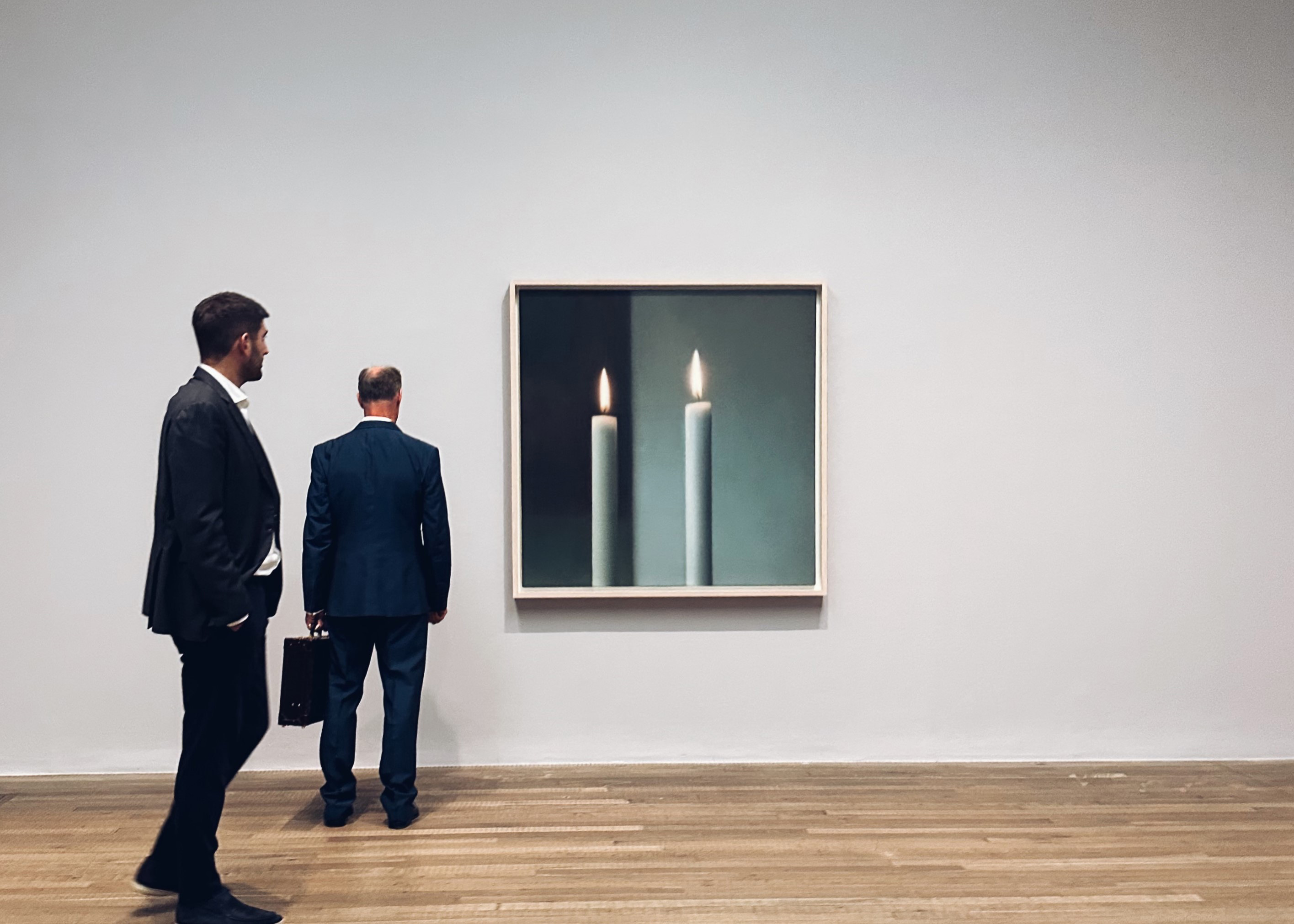 英國泰德現代美術館展覽「Capturing the Moment」展場一隅，民眾正在觀賞格哈德里希特（Gerhard Richter）作品《Two Candles》（照片提供：國巨基金會YAGEO Foundation／圖片來源：高美館）
