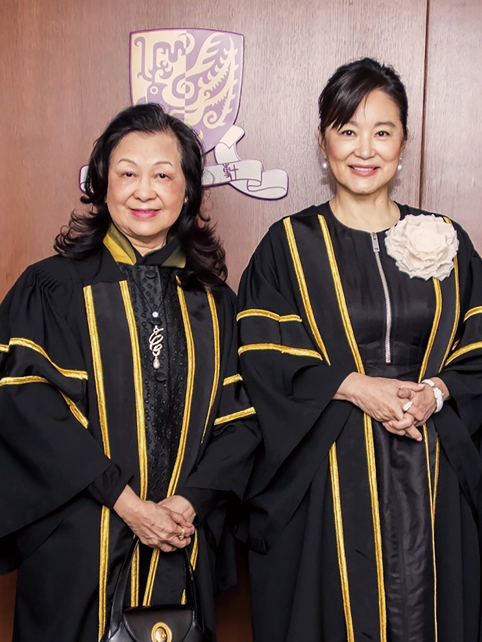2018年，林青霞（右）榮膺中文大學善衡書院榮譽院士，與作者金聖華合影。（圖片來源：時報出版提供）