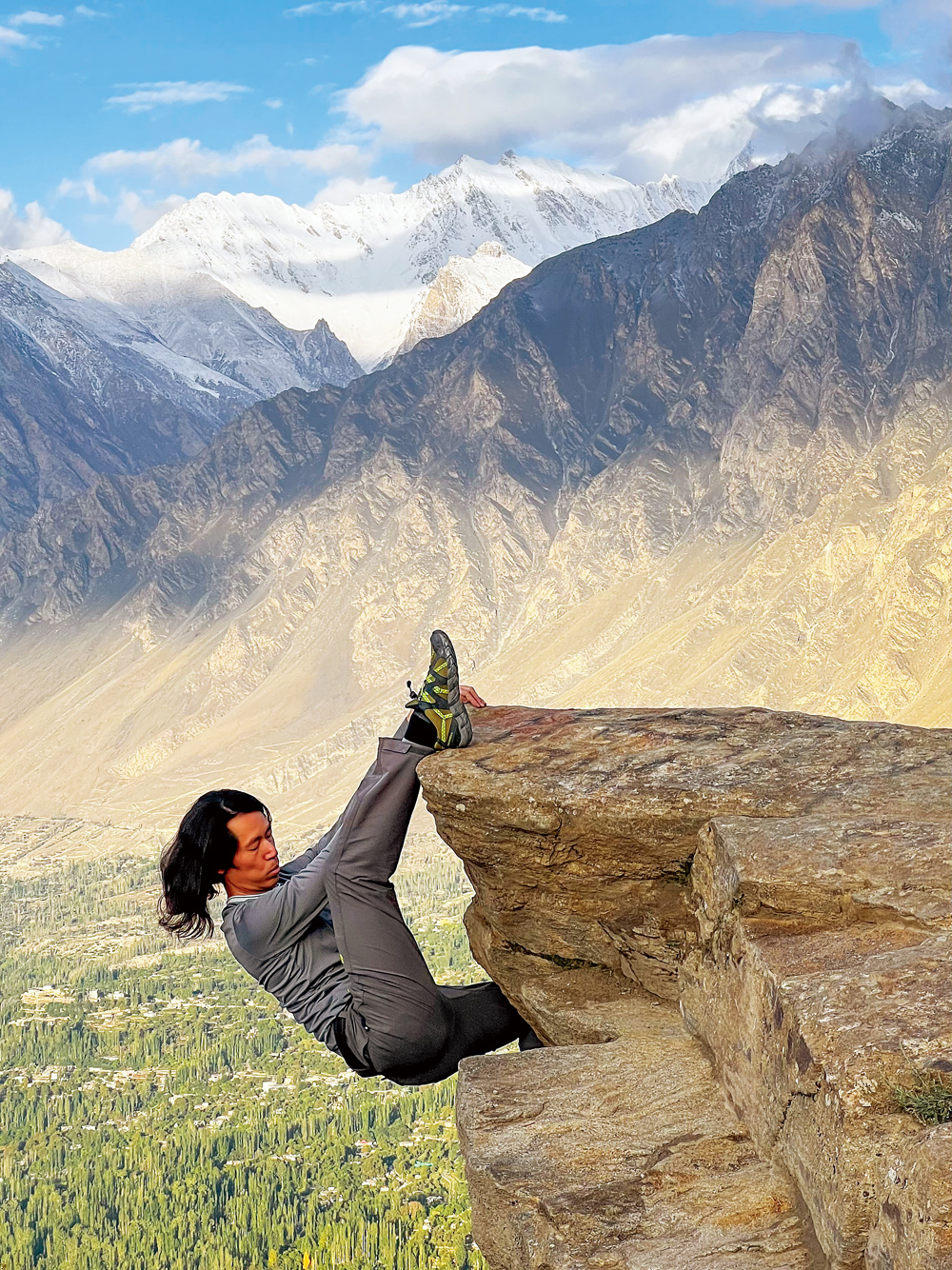 巴基斯坦的攀岩資訊很少，卻有很不錯的大岩石，我花了一早上開發新的攀岩路線。（圖片來源：方俊強提供）