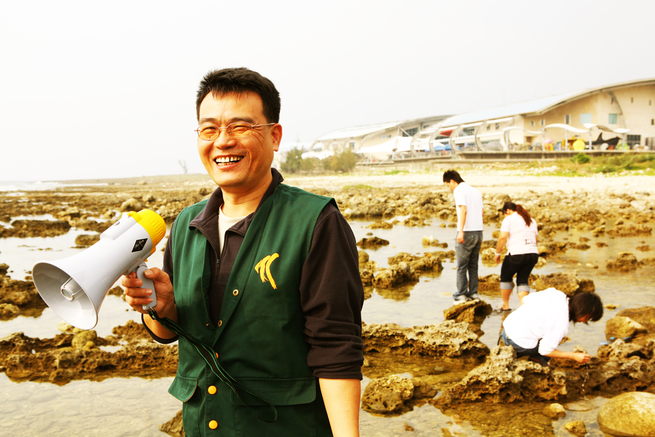 台電核三廠員工林楙哲，是海生館周邊海域的志工解說員，專精在海岸潮間帶的活動。（攝影：陳郁文）