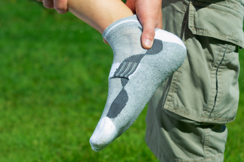 襪底必須要有止滑設計、襪筒需要能夠包覆整個跟骨，挑選襪子時需要注意各種面向，才能讓足跟的傷害減到最小。（圖片來源：Dreamstime／典匠影像）