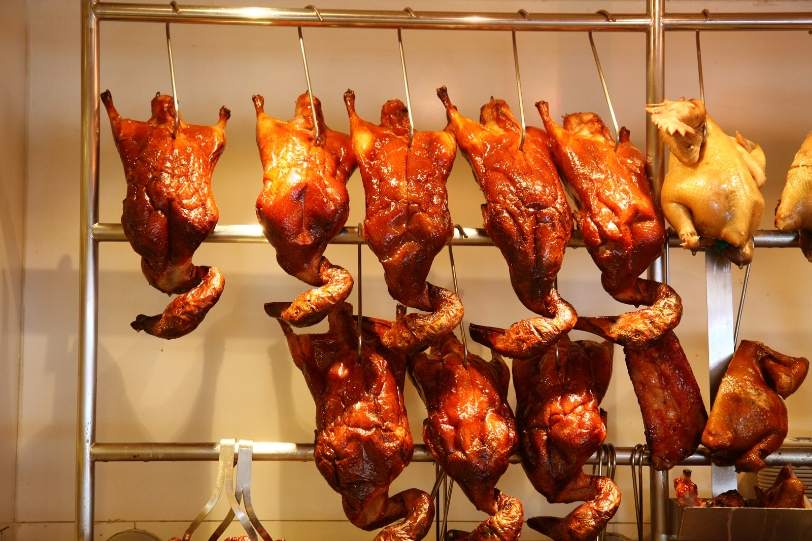 專賣烤鴨、燒肉、臘肉等燒臘的「東門鴨莊」，是東門市場老牌的好味道。（攝影：呂恩賜）
