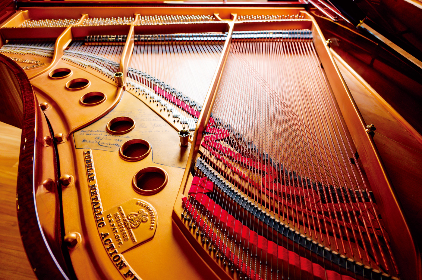 有世代大師簽名的百年史坦威桃花心木鋼琴是旗艦館的鎮店之寶。（攝影：李明宜）