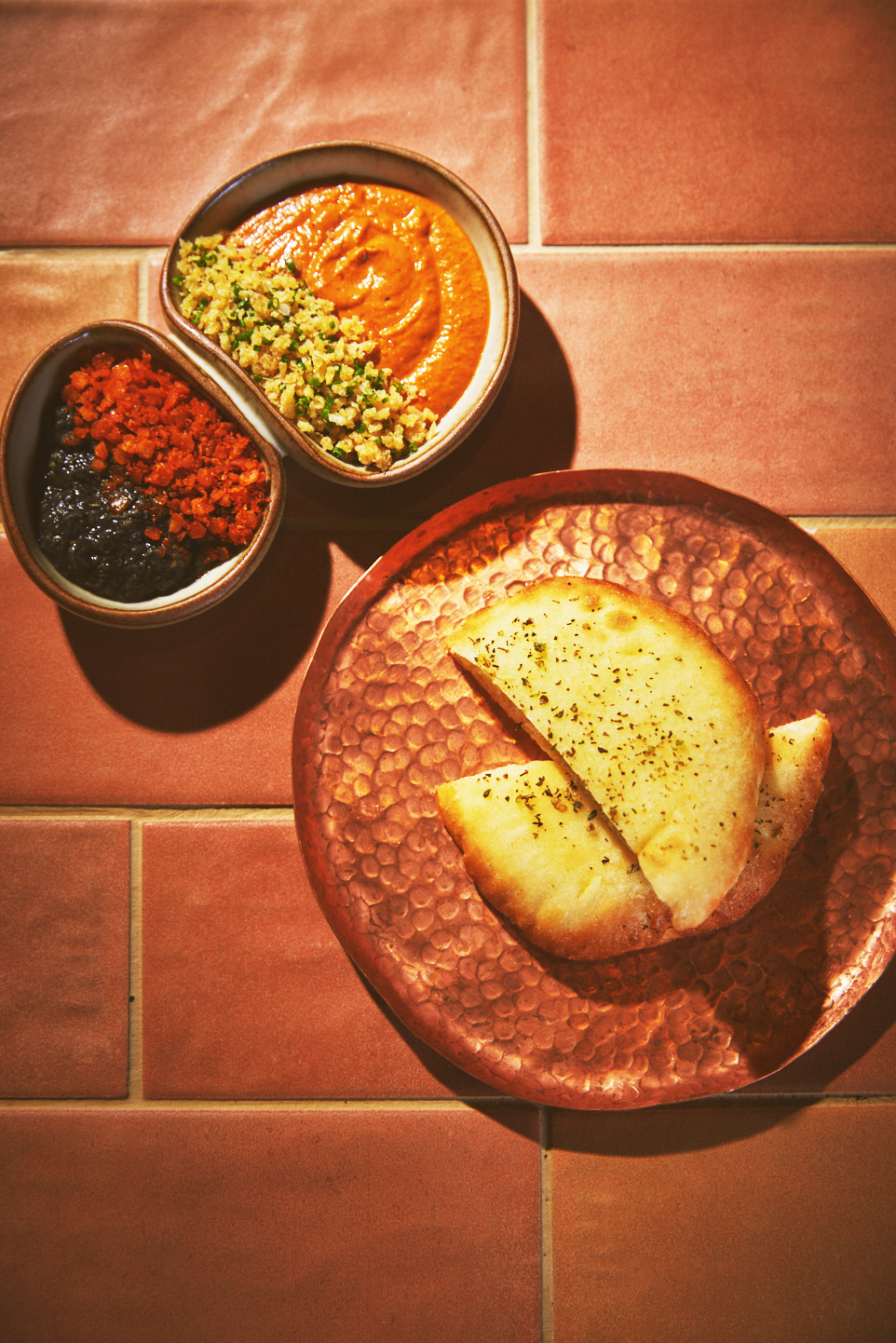 在Aleisha'初次登場的菜單裡，就有常見於歐洲和北非的主食——皮塔餅（Pita），他使用蛋糕麵粉製作皮塔餅，再拉高含水量，凸顯柔潤多層的口感。（圖片來源：Aleisha'提供）